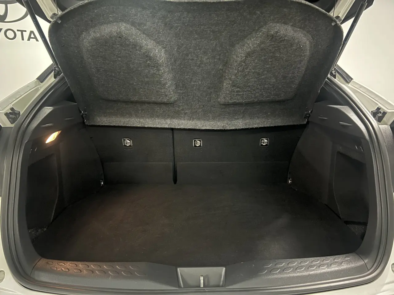 2017 TOYOTA C-HR Gallery Image 12
