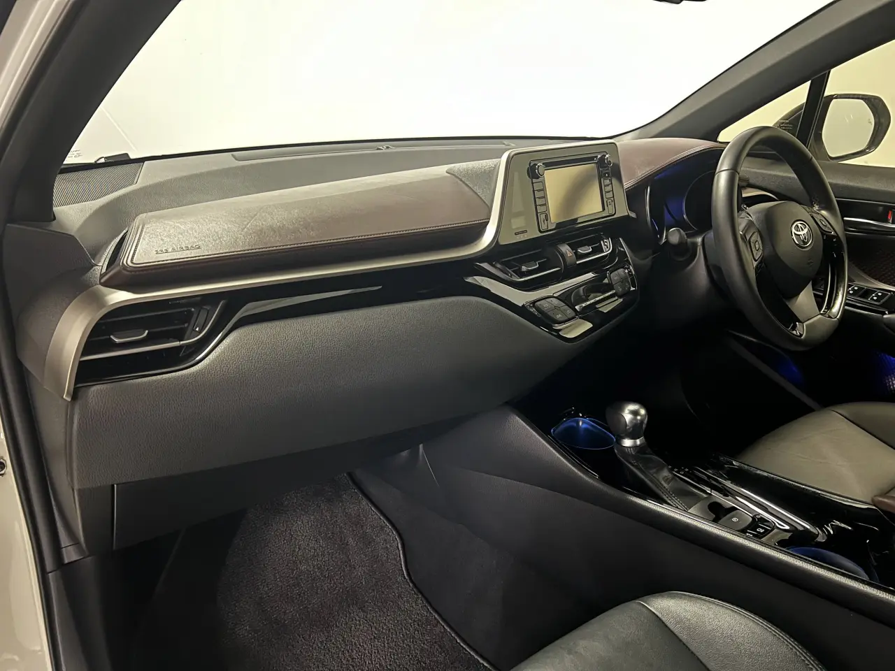 2017 TOYOTA C-HR Gallery Image 14