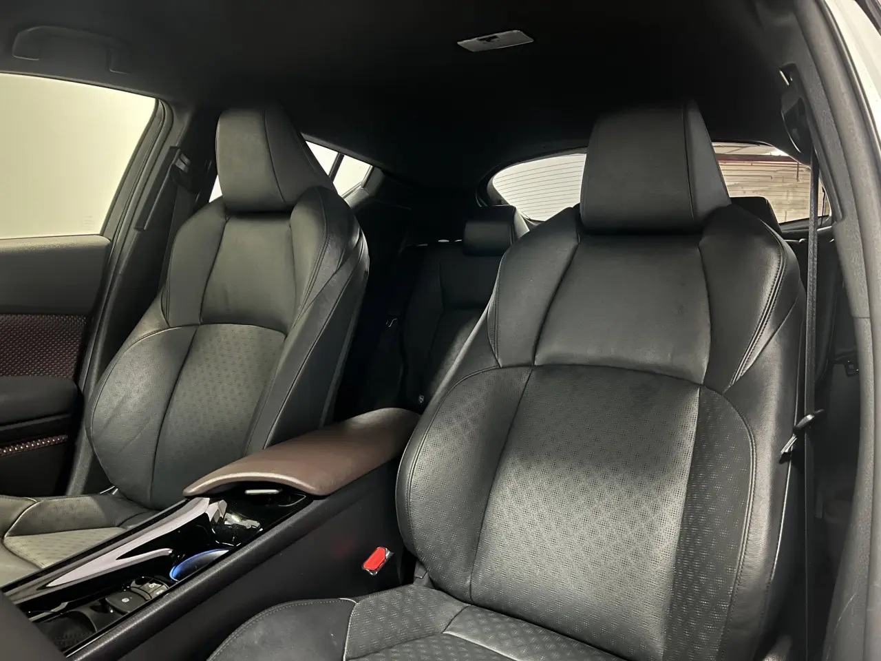 2017 TOYOTA C-HR Gallery Image 15