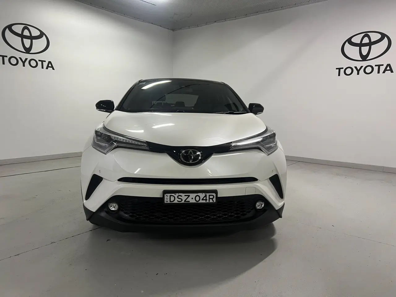 2017 TOYOTA C-HR Gallery Image 2