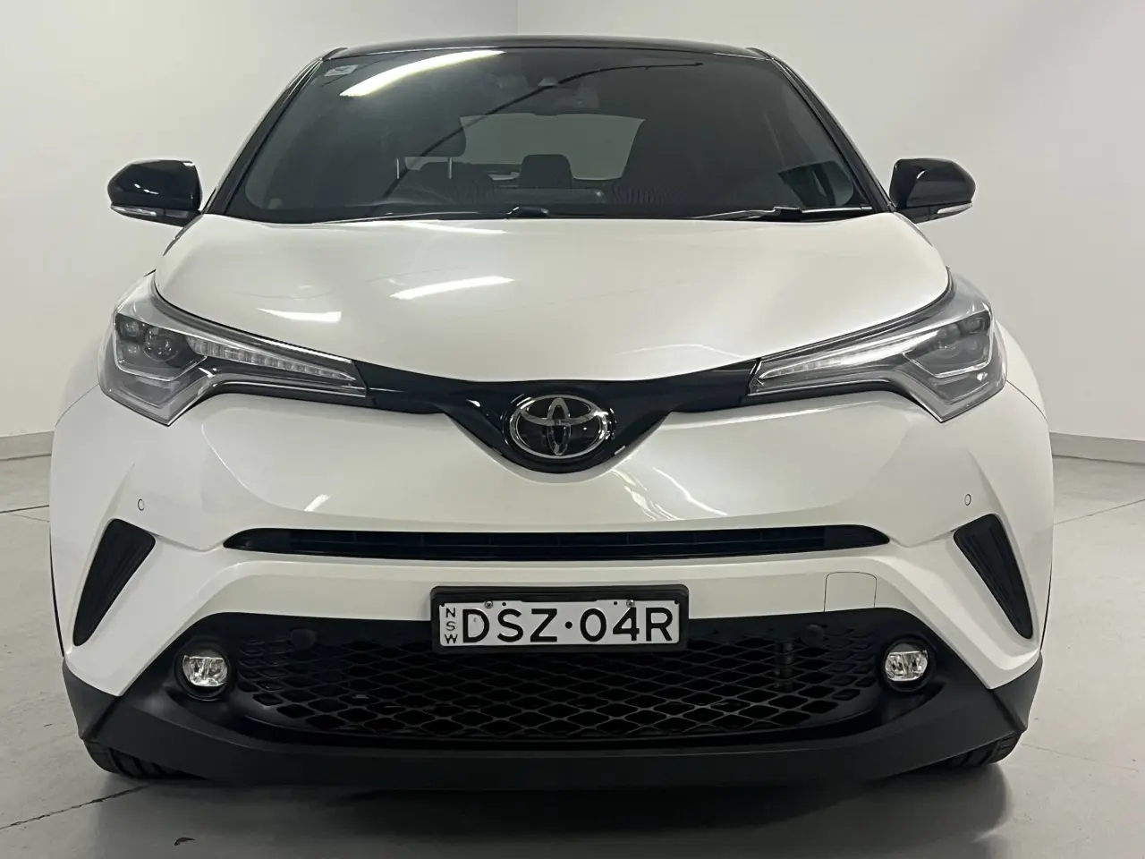 2017 TOYOTA C-HR Gallery Image 3