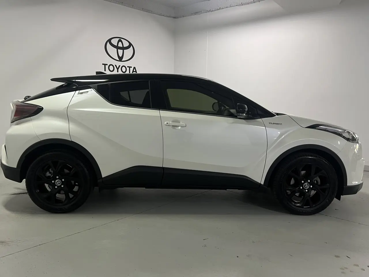 2017 TOYOTA C-HR Gallery Image 4
