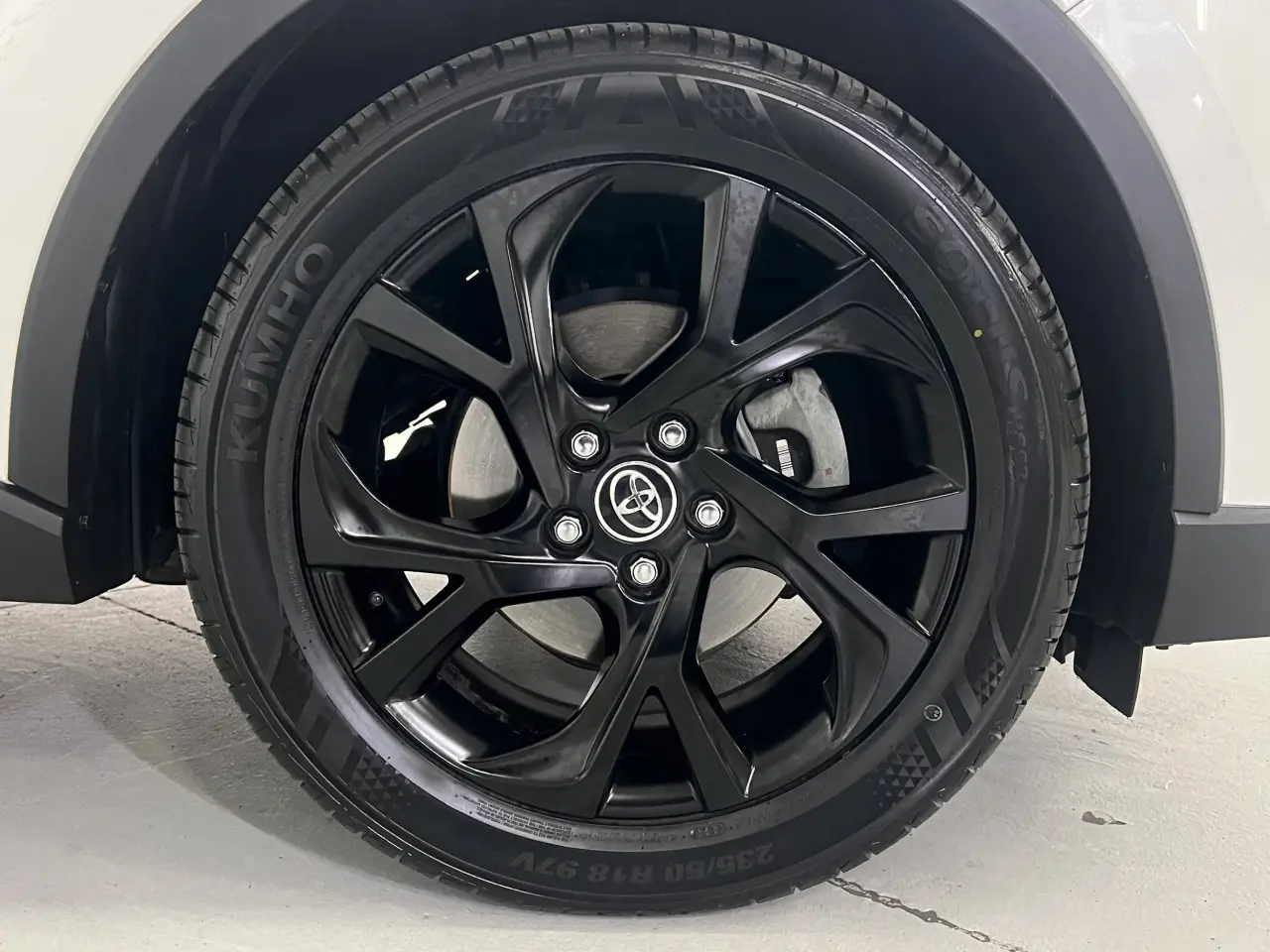 2017 TOYOTA C-HR Gallery Image 5