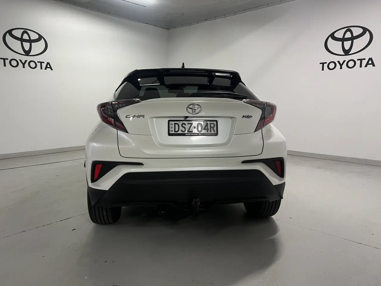 2017 TOYOTA C-HR Gallery Image 6