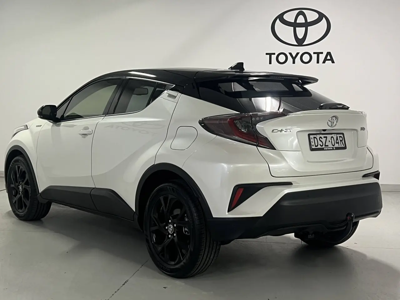 2017 TOYOTA C-HR Gallery Image 8