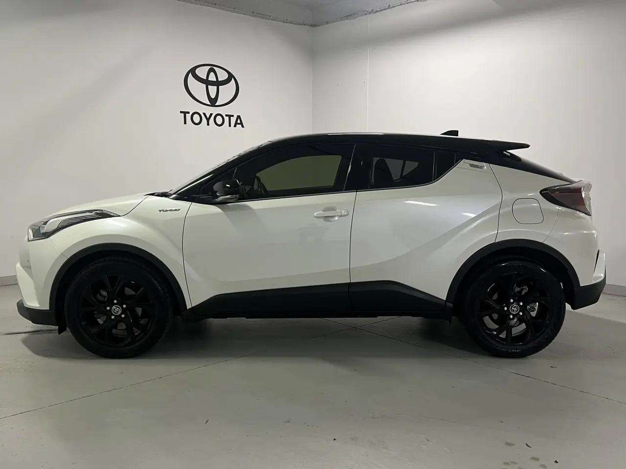 2017 TOYOTA C-HR Gallery Image 9