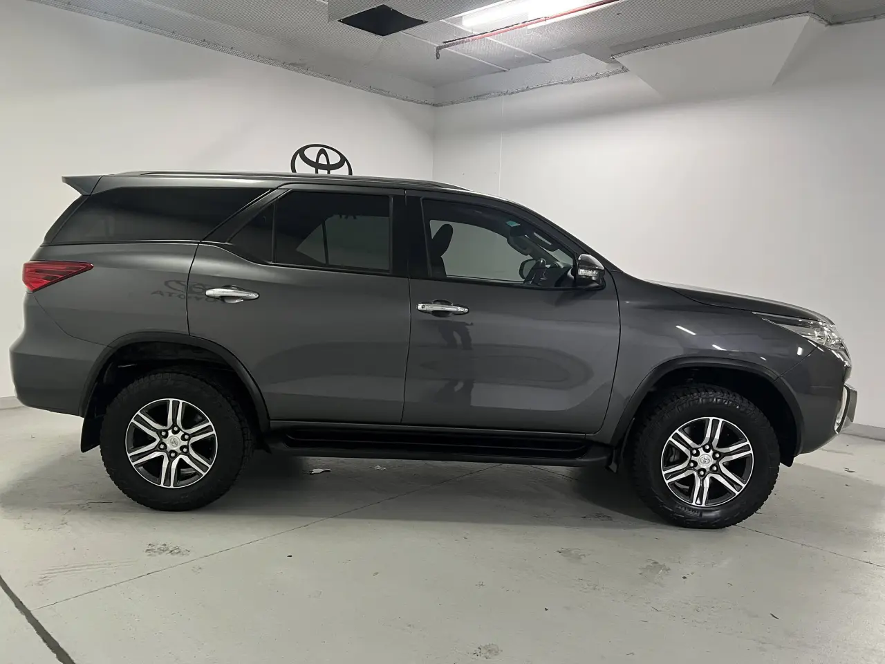 2016 TOYOTA FORTUNER Gallery Image 4