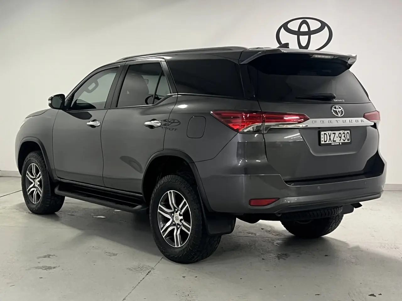 2016 TOYOTA FORTUNER Gallery Image 8
