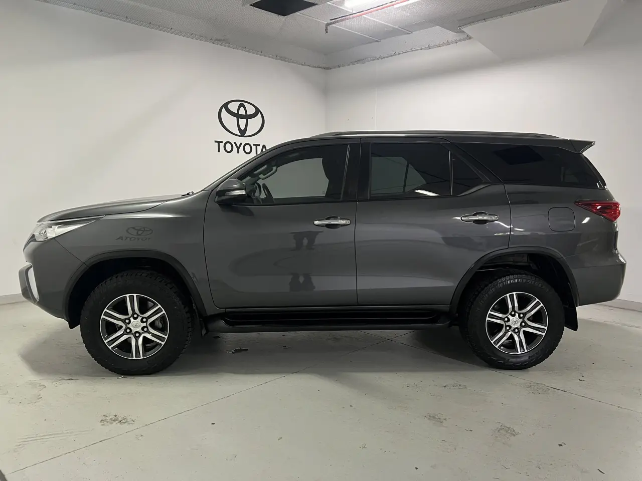 2016 TOYOTA FORTUNER Gallery Image 9