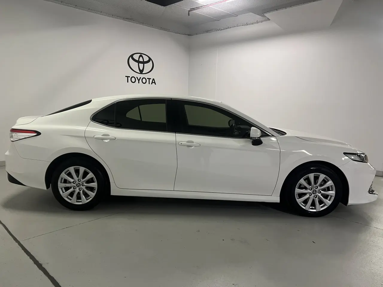 2019 TOYOTA CAMRY Gallery Image 4