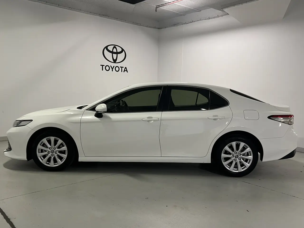 2019 TOYOTA CAMRY Gallery Image 9