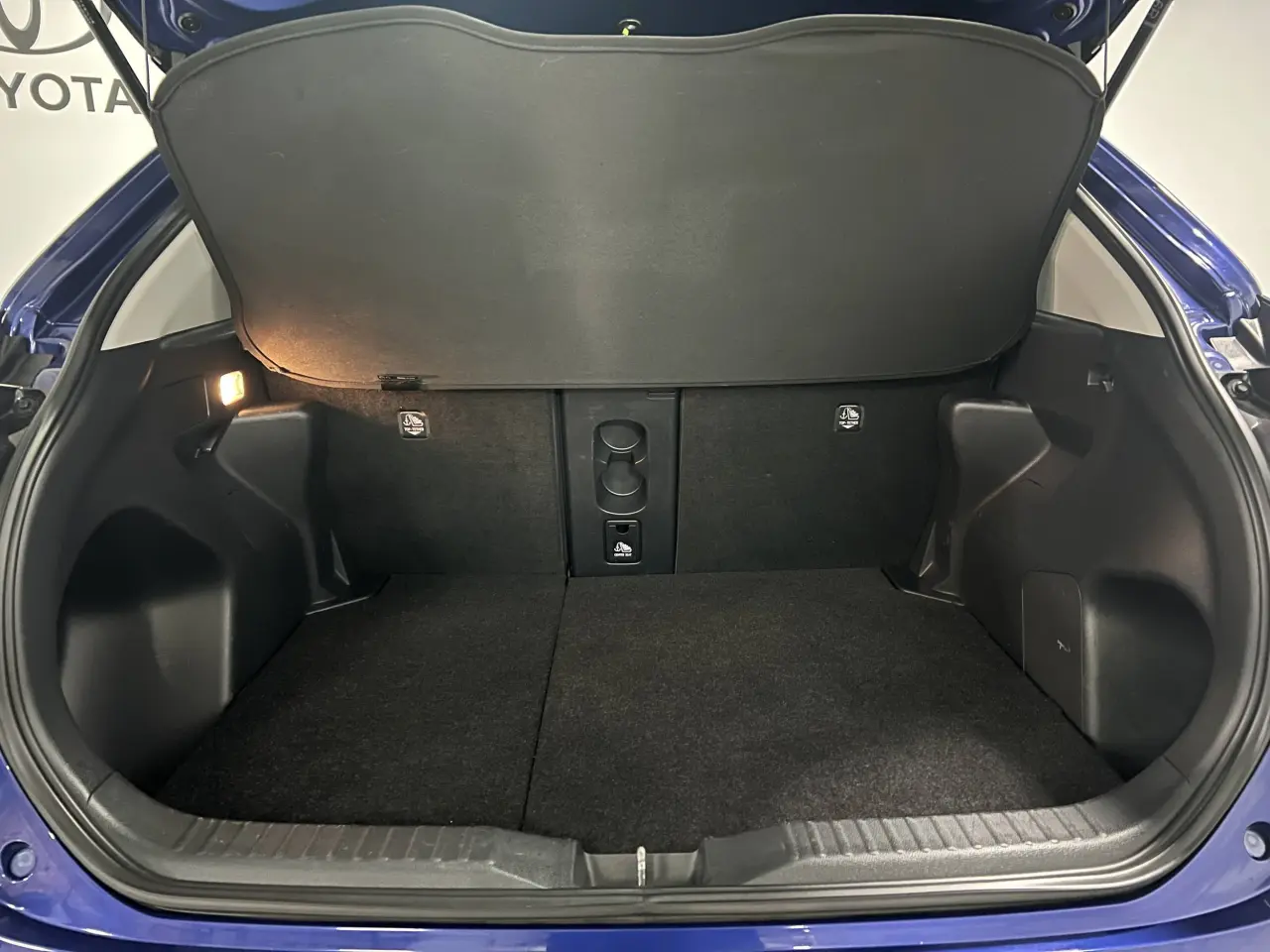 2023 TOYOTA YARIS CROSS HYBRID Gallery Image 12