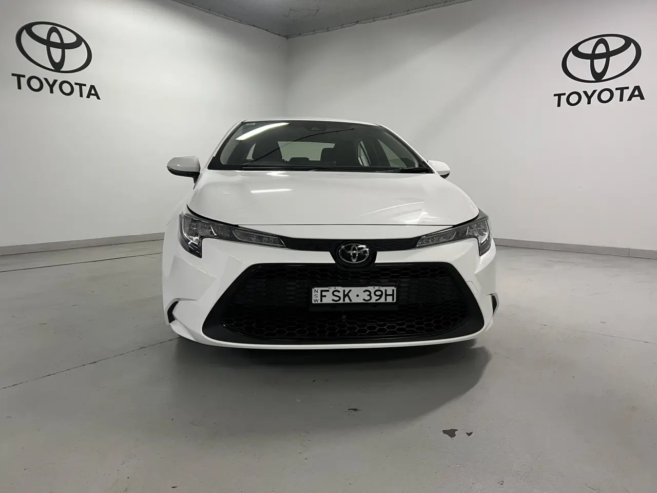 2020 TOYOTA COROLLA Gallery Image 2