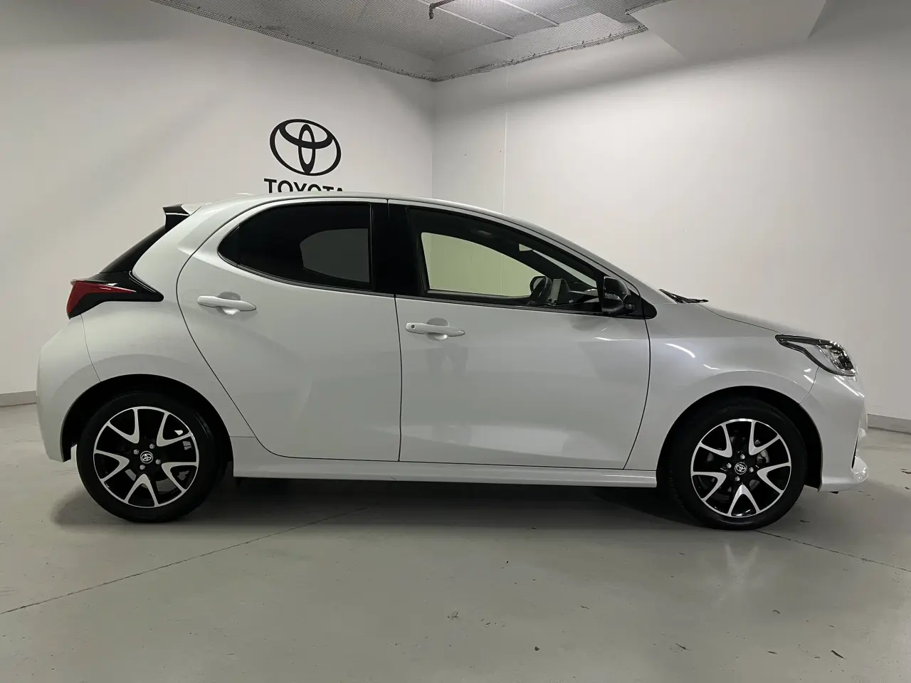 2023 TOYOTA YARIS Gallery Image 4