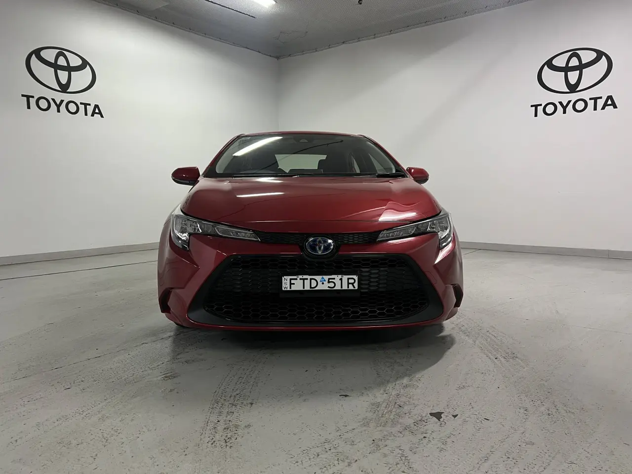 2021 TOYOTA COROLLA SEDAN HYBRID Gallery Image 2