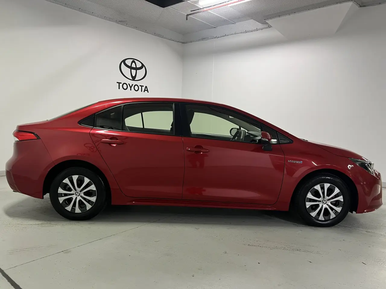 2021 TOYOTA COROLLA SEDAN HYBRID Gallery Image 4