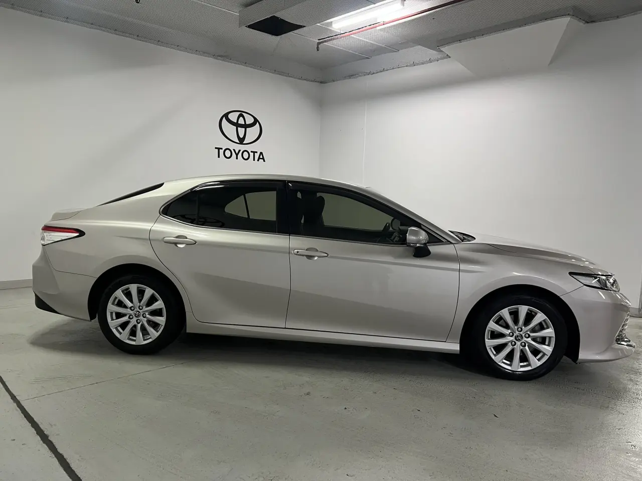 2019 TOYOTA CAMRY Gallery Image 4