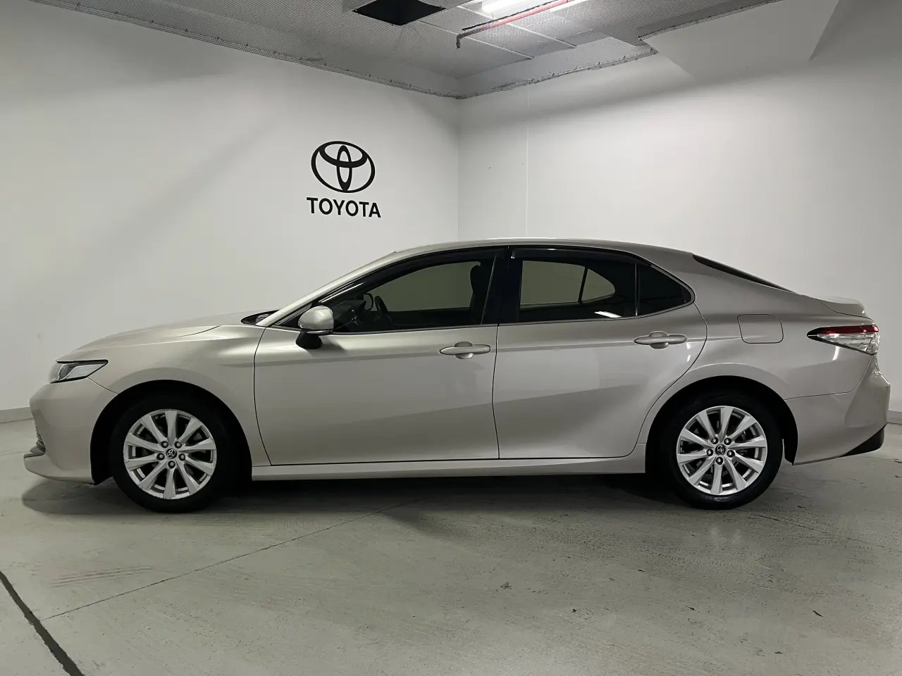 2019 TOYOTA CAMRY Gallery Image 9