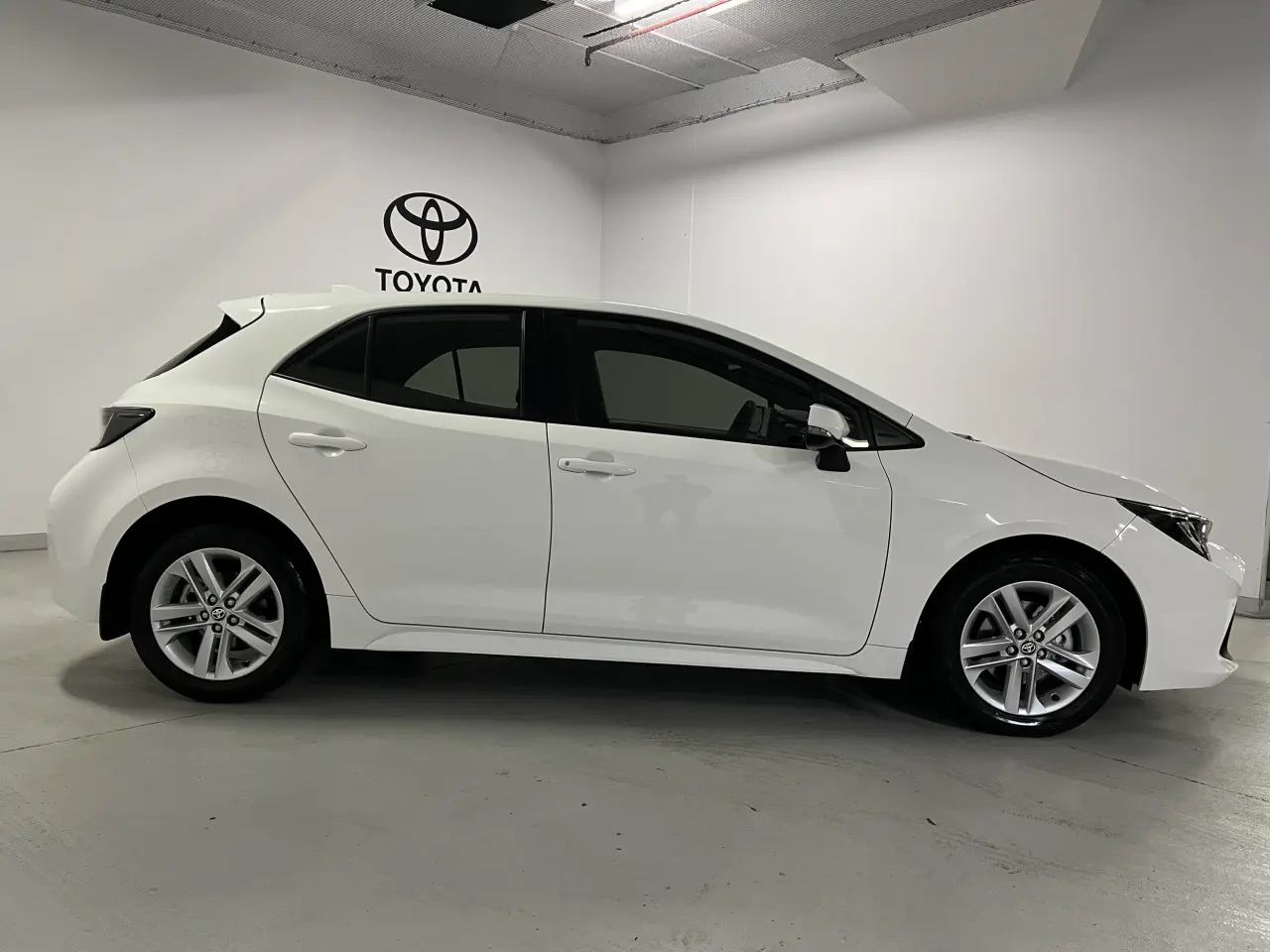 2021 TOYOTA COROLLA Gallery Image 4