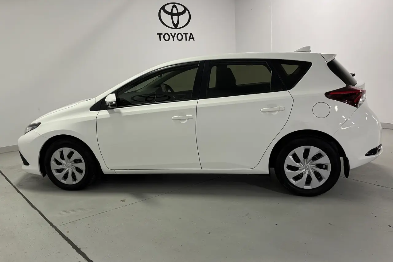 2018 Toyota Corolla Gallery Image 9
