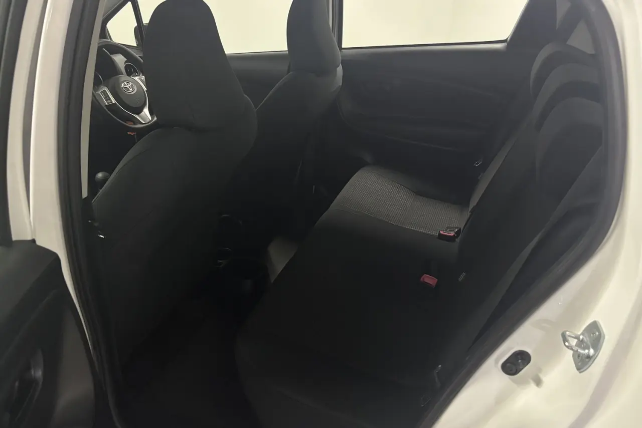 2015 Toyota Yaris Gallery Image 13