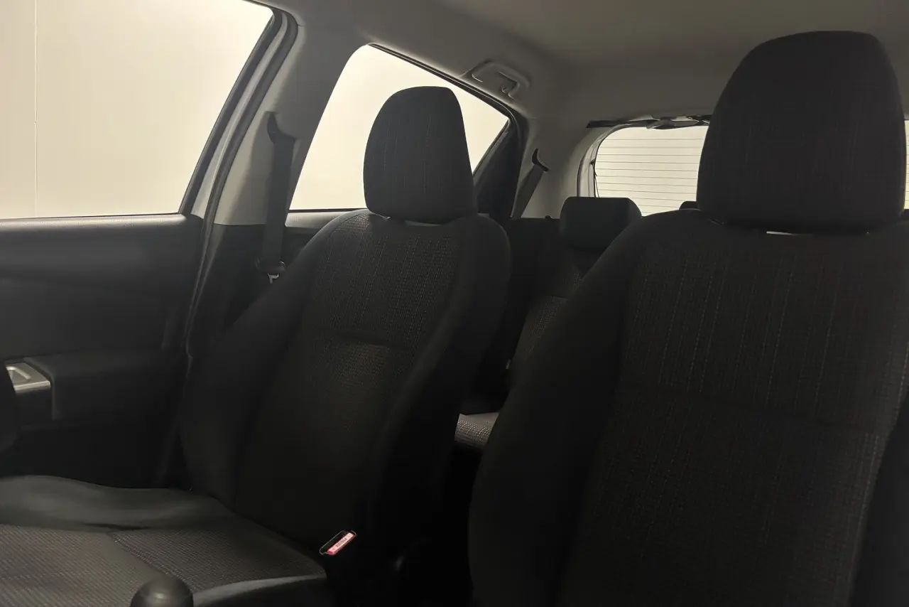2015 Toyota Yaris Gallery Image 15