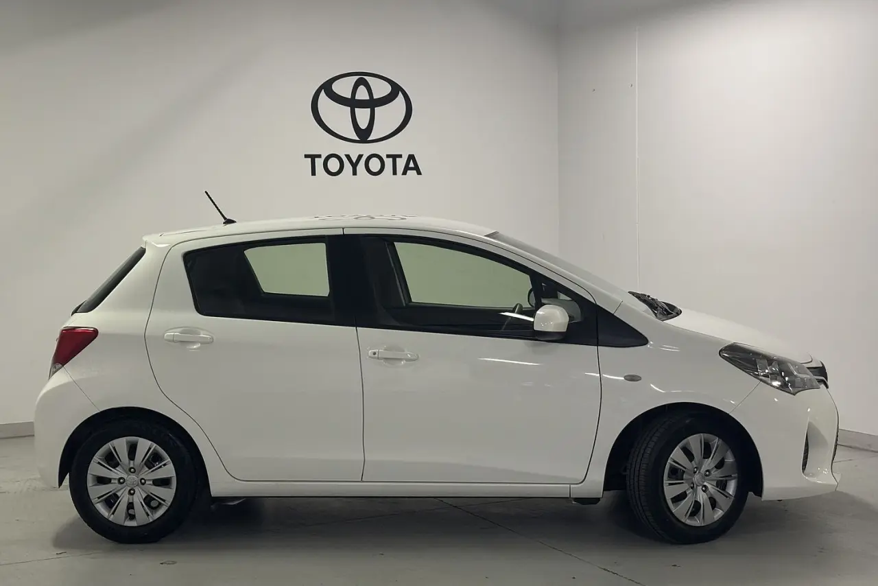 2015 Toyota Yaris Gallery Image 4