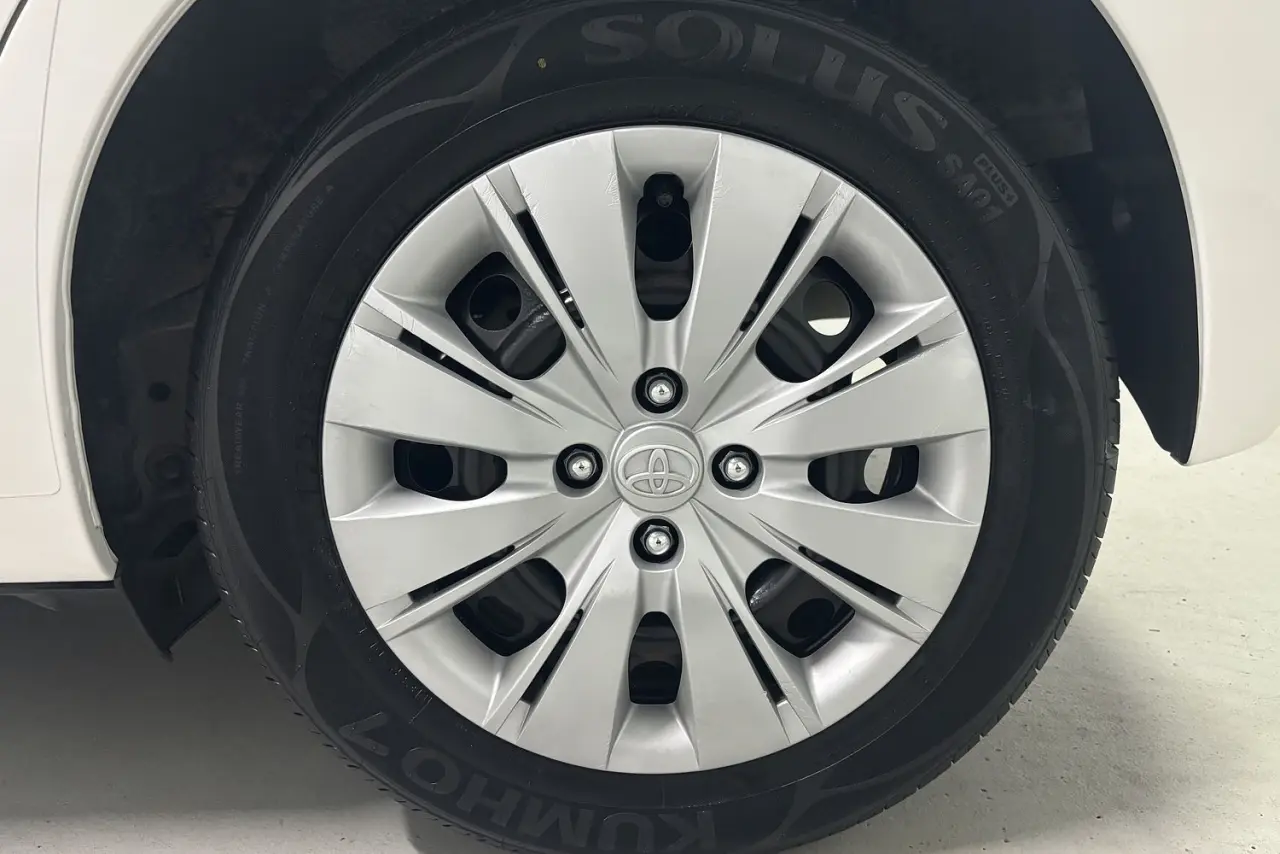 2015 Toyota Yaris Gallery Image 5