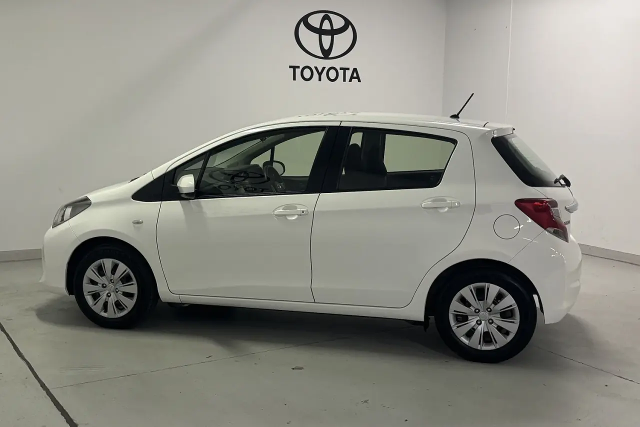 2015 Toyota Yaris Gallery Image 9