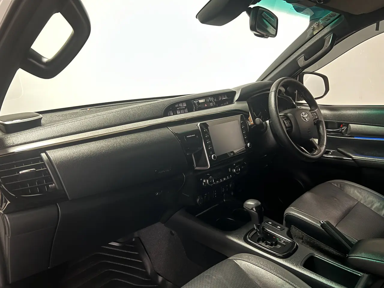 2020 TOYOTA HILUX Gallery Image 14