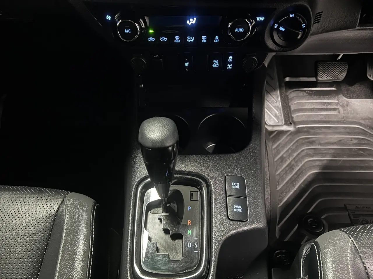 2020 TOYOTA HILUX Gallery Image 19