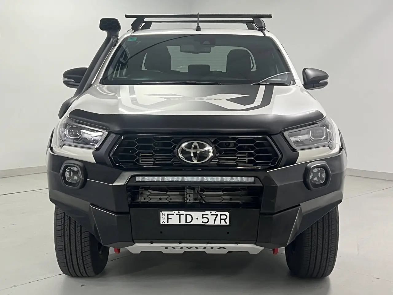 2020 TOYOTA HILUX Gallery Image 3