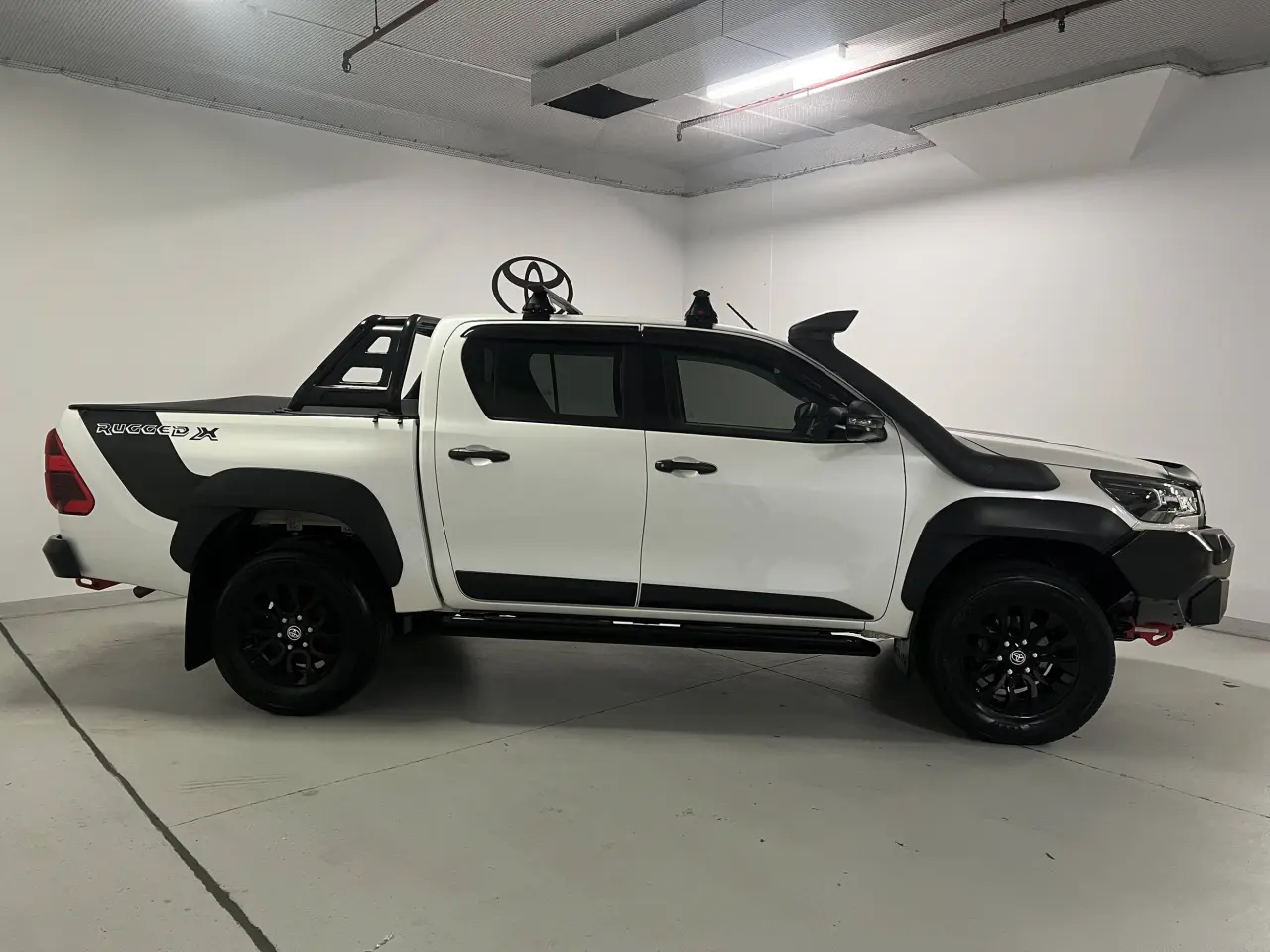 2020 TOYOTA HILUX Gallery Image 4
