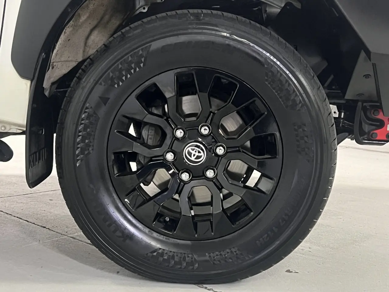 2020 TOYOTA HILUX Gallery Image 5