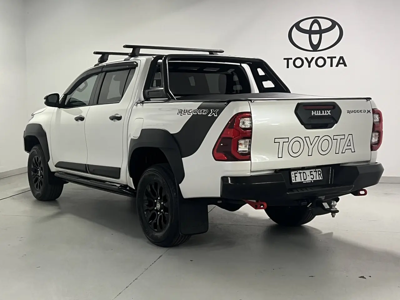 2020 TOYOTA HILUX Gallery Image 8