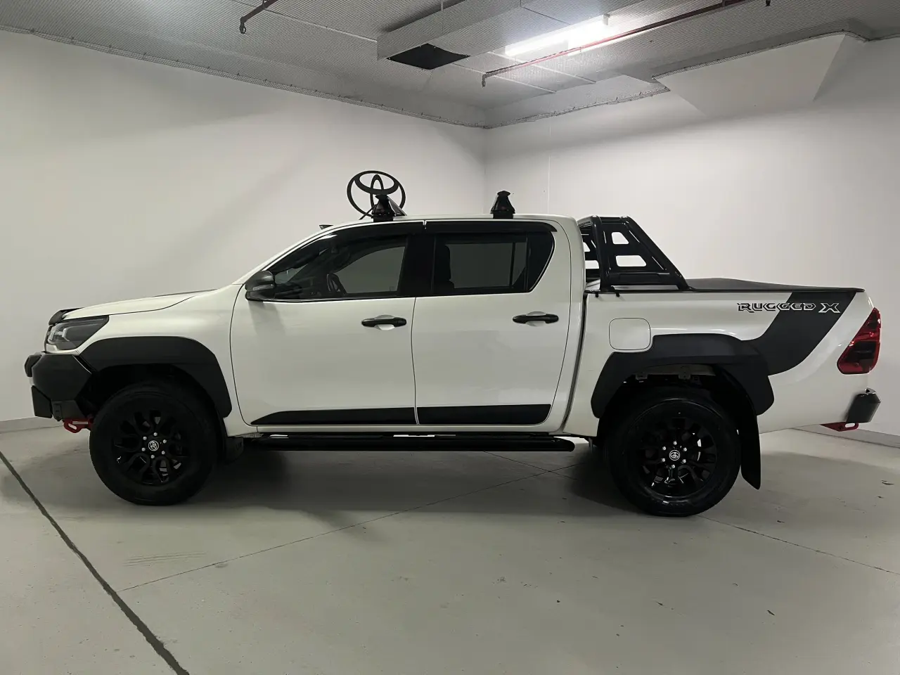 2020 TOYOTA HILUX Gallery Image 9