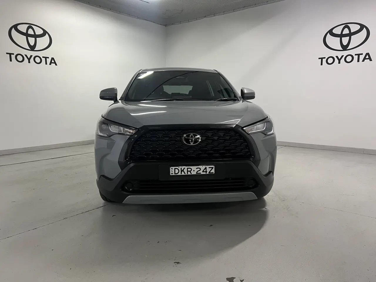 2024 TOYOTA COROLLA CROSS HYBRID Gallery Image 2