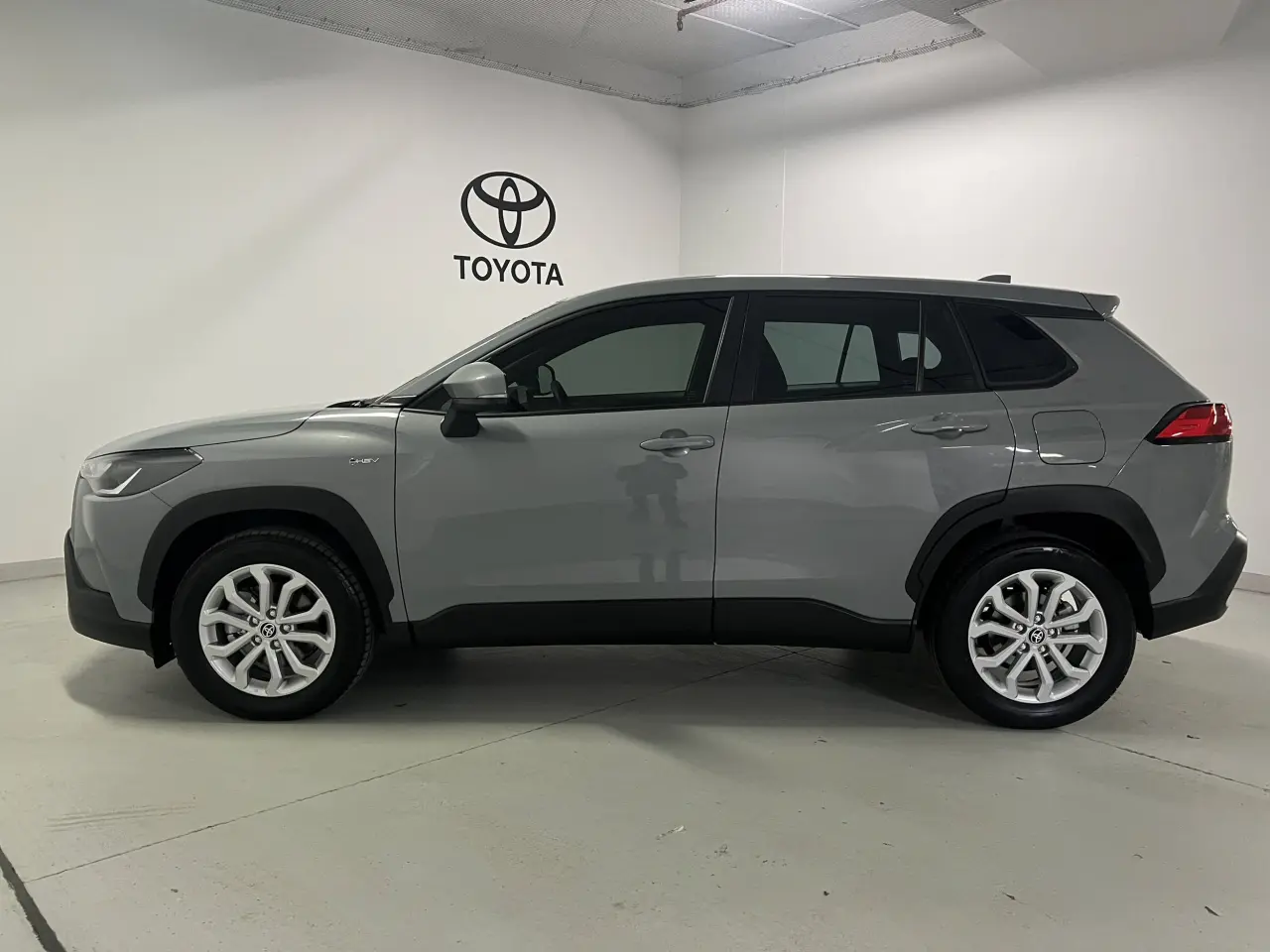 2024 TOYOTA COROLLA CROSS HYBRID Gallery Image 9