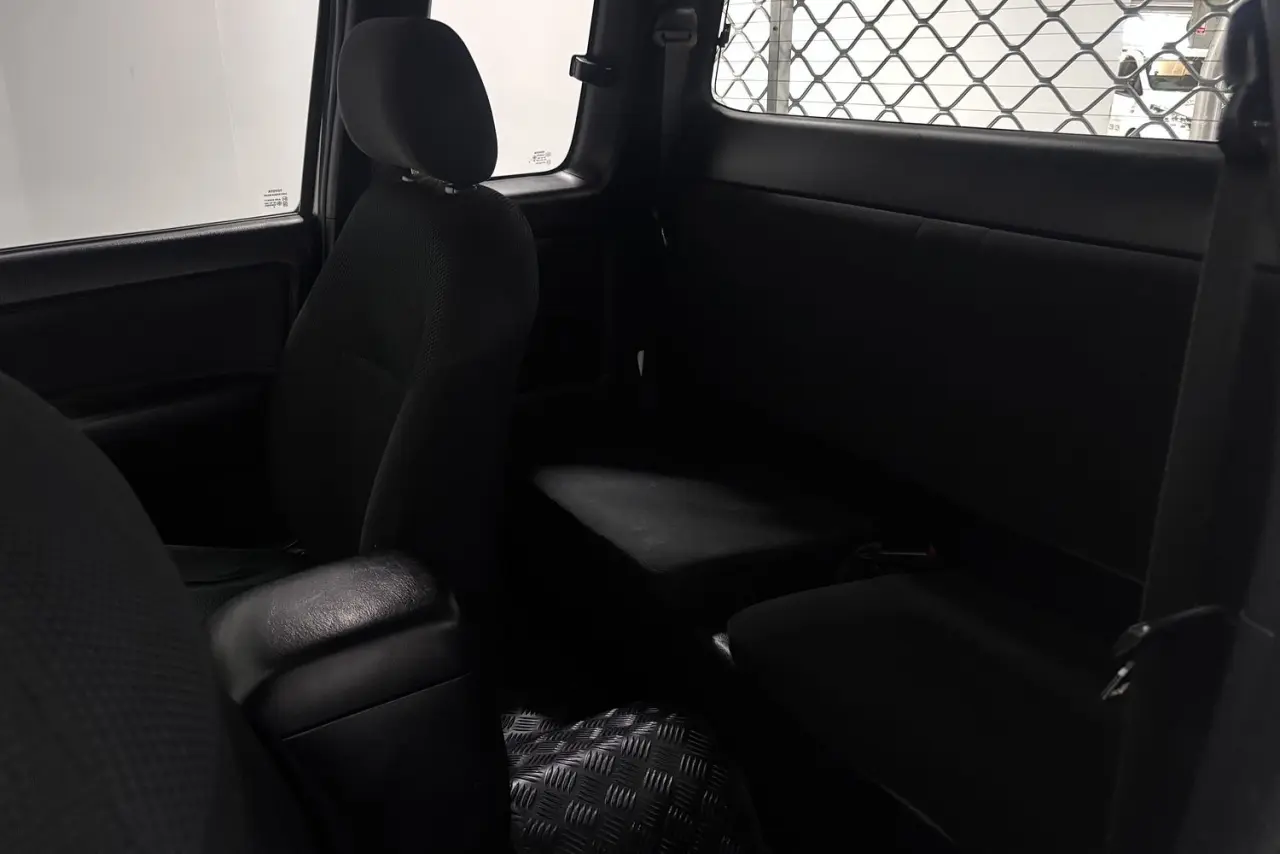 2014 Toyota Hilux Gallery Image 12