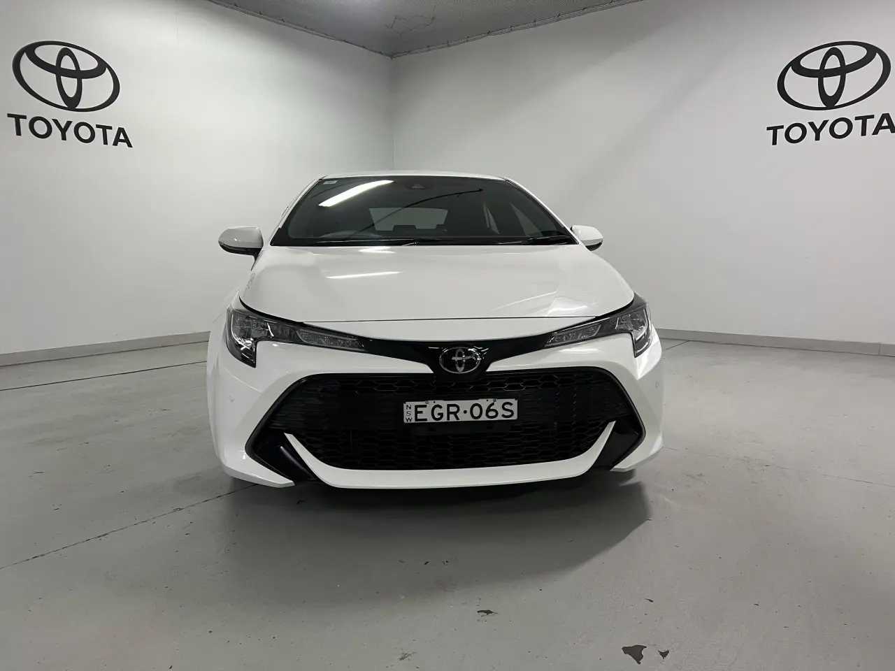 2019 TOYOTA COROLLA Gallery Image 2