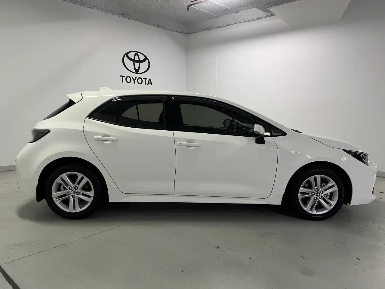 2019 TOYOTA COROLLA Gallery Image 4