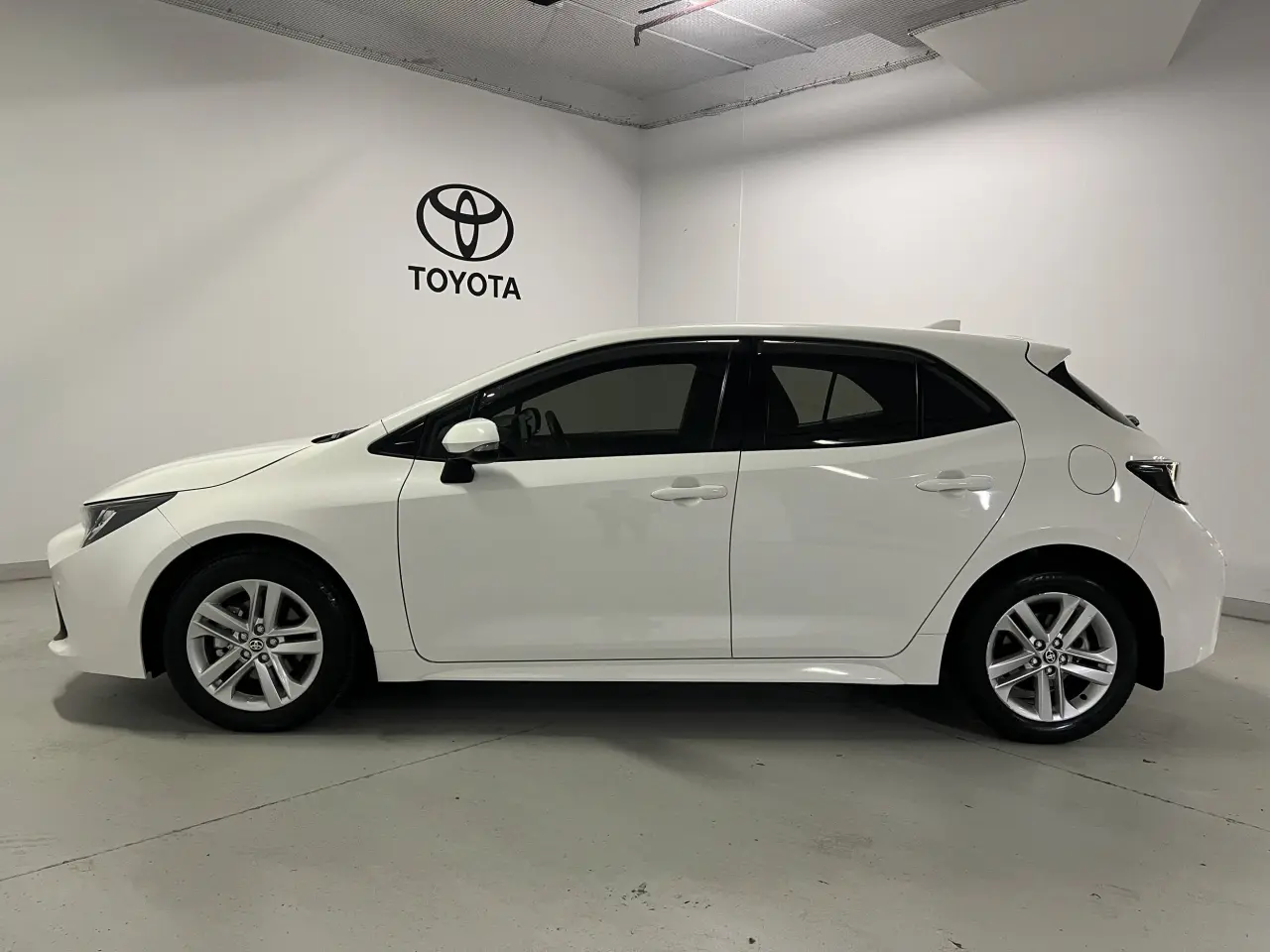 2019 TOYOTA COROLLA Gallery Image 9