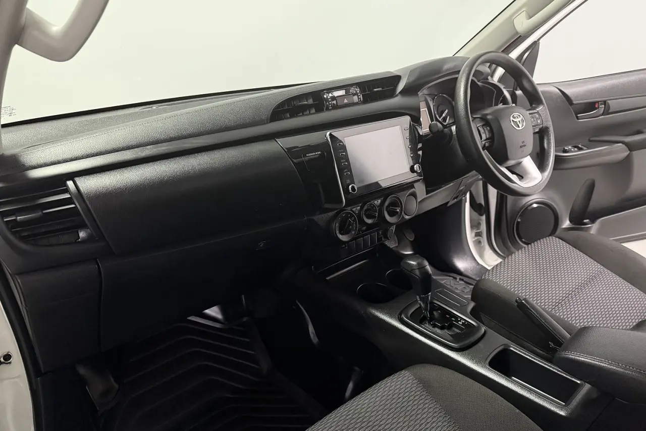 2022 Toyota Hilux Gallery Image 14