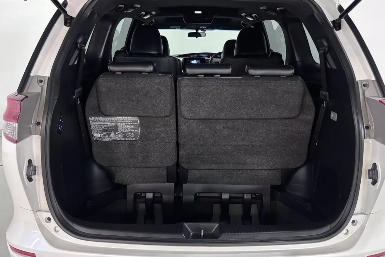 2016 Toyota Tarago Gallery Image 12