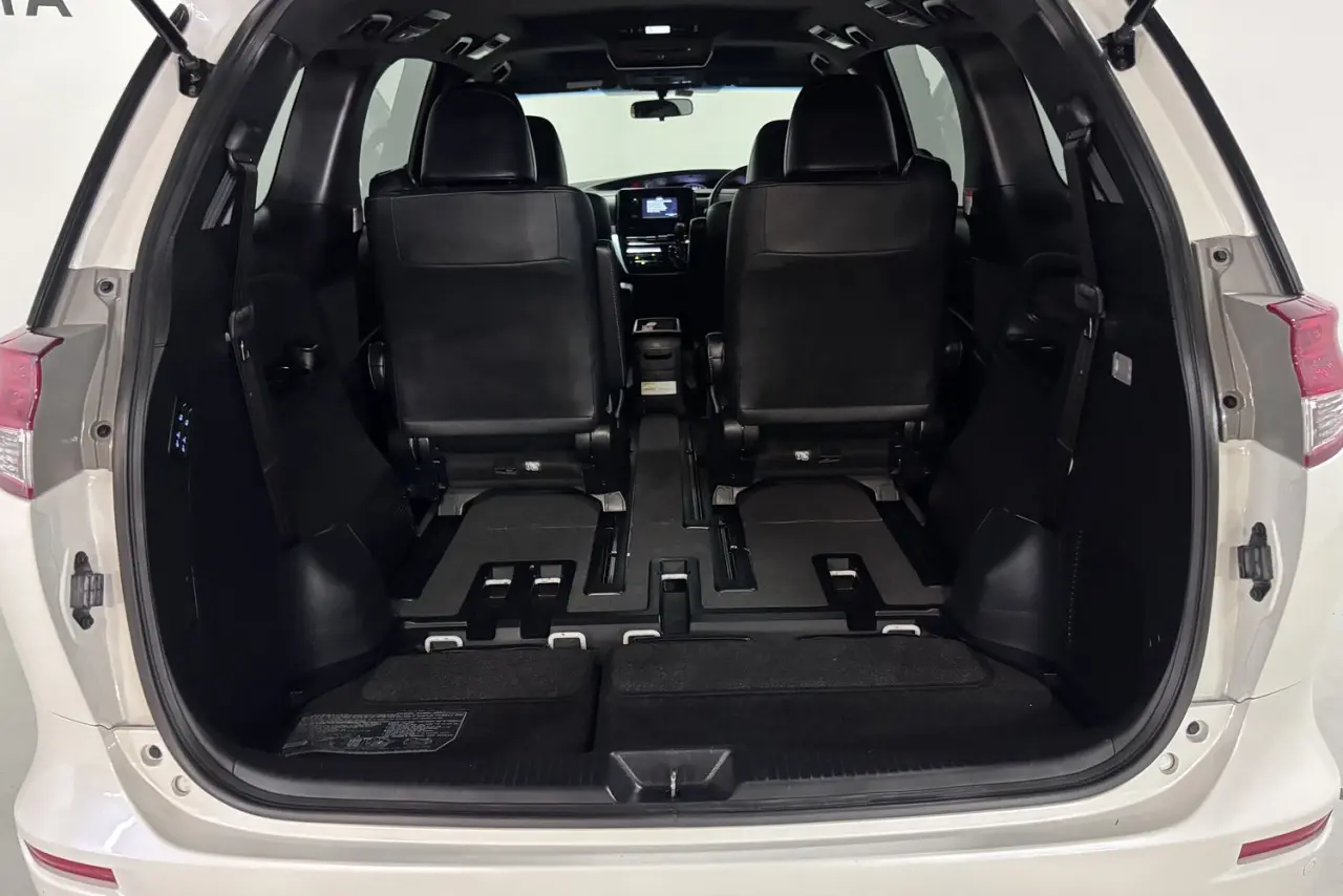 2016 Toyota Tarago Gallery Image 13