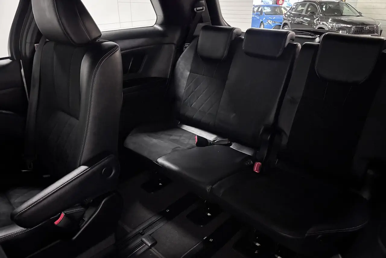 2016 Toyota Tarago Gallery Image 15
