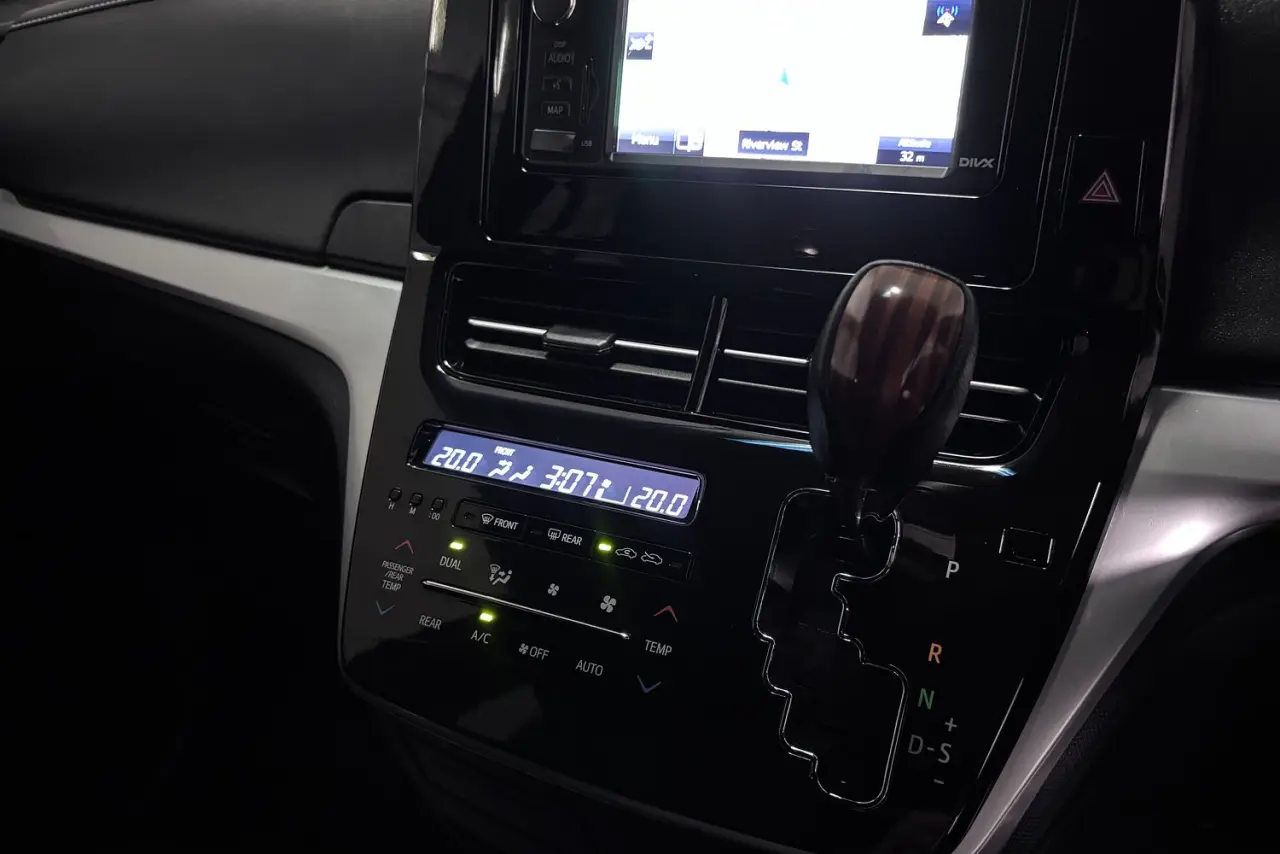 2016 Toyota Tarago Gallery Image 21