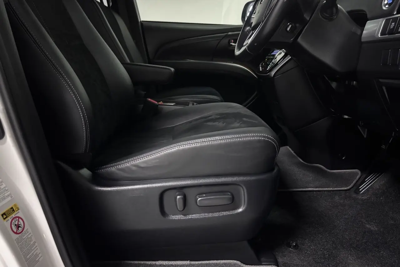 2016 Toyota Tarago Gallery Image 23