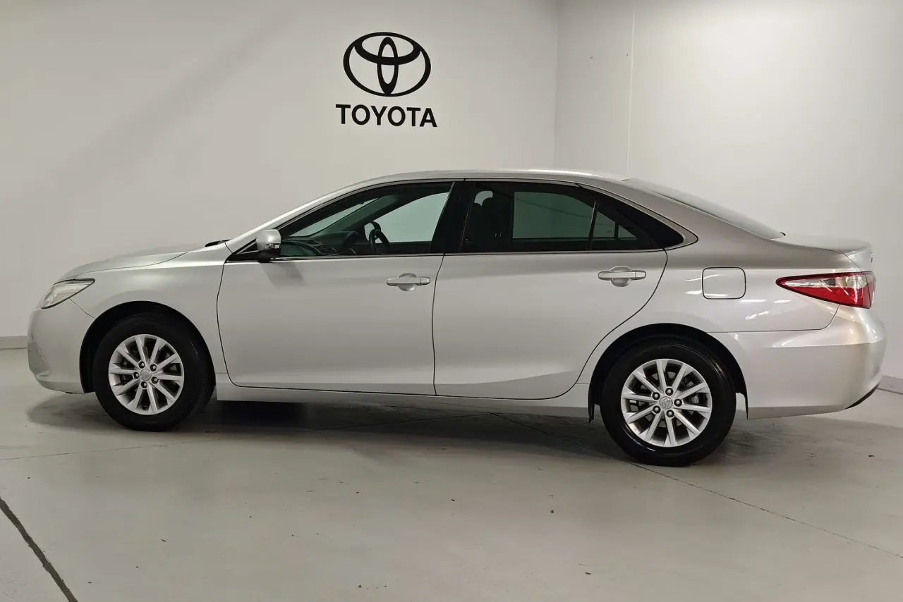 2016 Toyota Camry Gallery Image 9