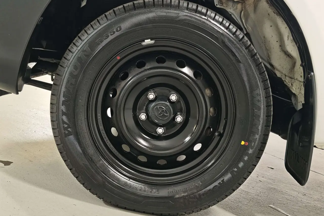 2019 Toyota Hilux Gallery Image 5